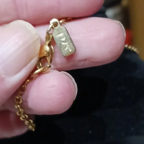 Vtg. 1928 Women's 18" Gold Tone Faux Pearl w/Porcelain Rose Necklace. - Picture 6 of 6